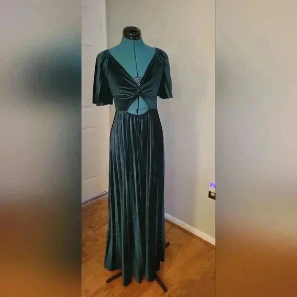 Size 6 Asos Velvet Floor Length Gown with Cutout - Picture 1 of 5